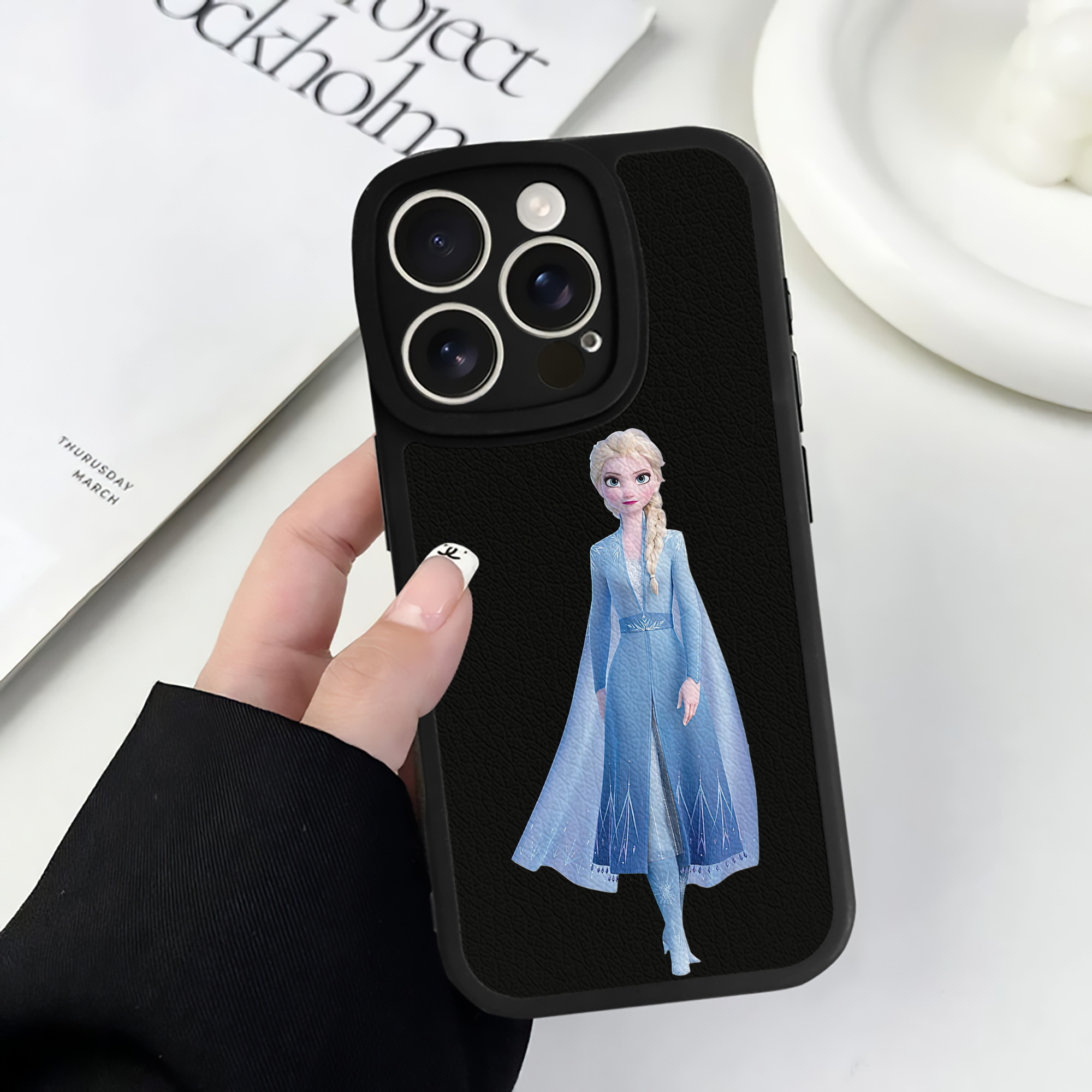 （画像用） アナと雪の女王 アンナ エルサ Frozen Anna Elsa 【iPhone 16シリーズ対応】シリコンスマホケース（レザー調） 材質：シリコン